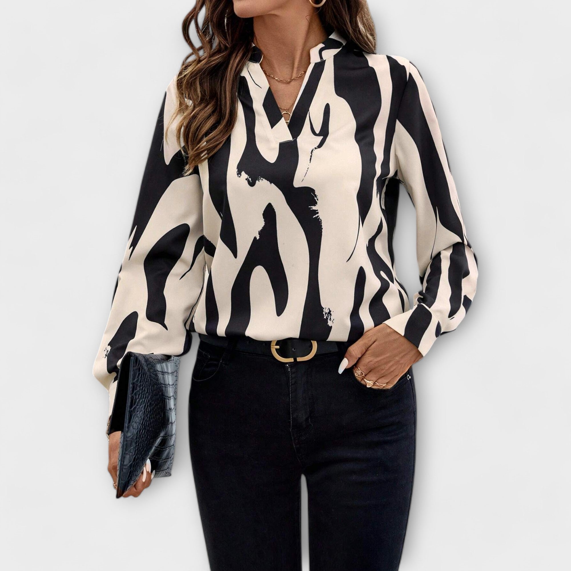 T-shirt with graphic pattern and elegant design